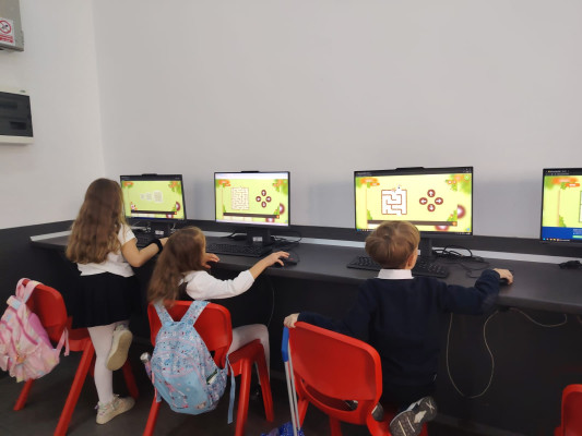 Young Programmers: Algorithmic Thinking with Digital Mazes